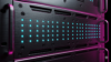 Fotografia ultra-realista macro do painel frontal metálico de uma bateria de lítio LiFePO4 tipo rack de servidor, destacando as luzes de LED de status de carga e as conexões de rede CAN, sob iluminação industrial premium.