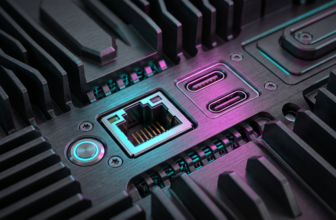 Fotografia ultra-realista e macro do painel frontal de alumínio escovado de um inversor híbrido solar de alta performance fixado na parede, iluminado por leds de status ciano e magenta.