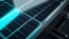 Alt: Painel solar fotovoltaico bifacial de 700W, tecnologia HJT com vidro duplo, luz solar intensa.