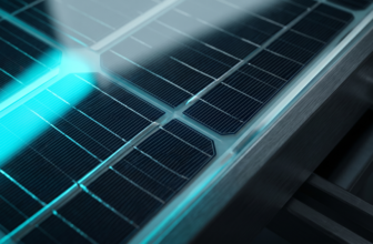 Alt: Painel solar fotovoltaico bifacial de 700W, tecnologia HJT com vidro duplo, luz solar intensa.