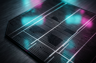 Fotografia ultra macro revelando as trilhas de prata superfinas sobre uma célula fotovoltaica preta monocristalina de alta performance para energia off-grid.