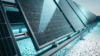 Melhor Kit com 10 placas solares bifaciais monocristalinas N-Type de 620W instaladas em solo com brita clara, evidenciando o design de vidro duplo (double glass).
